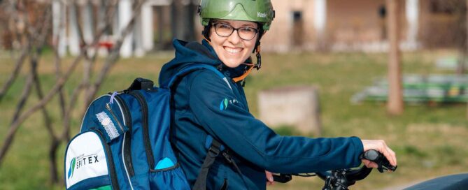 Mitarbeiterin Spitex Emmen mit dem E-Bike